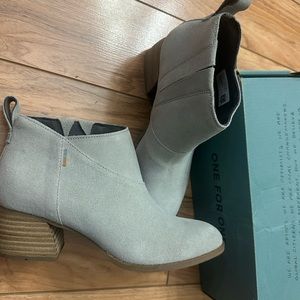 Like new-Toms Womens Leilani Drizzle Gray Suede heeled boots.